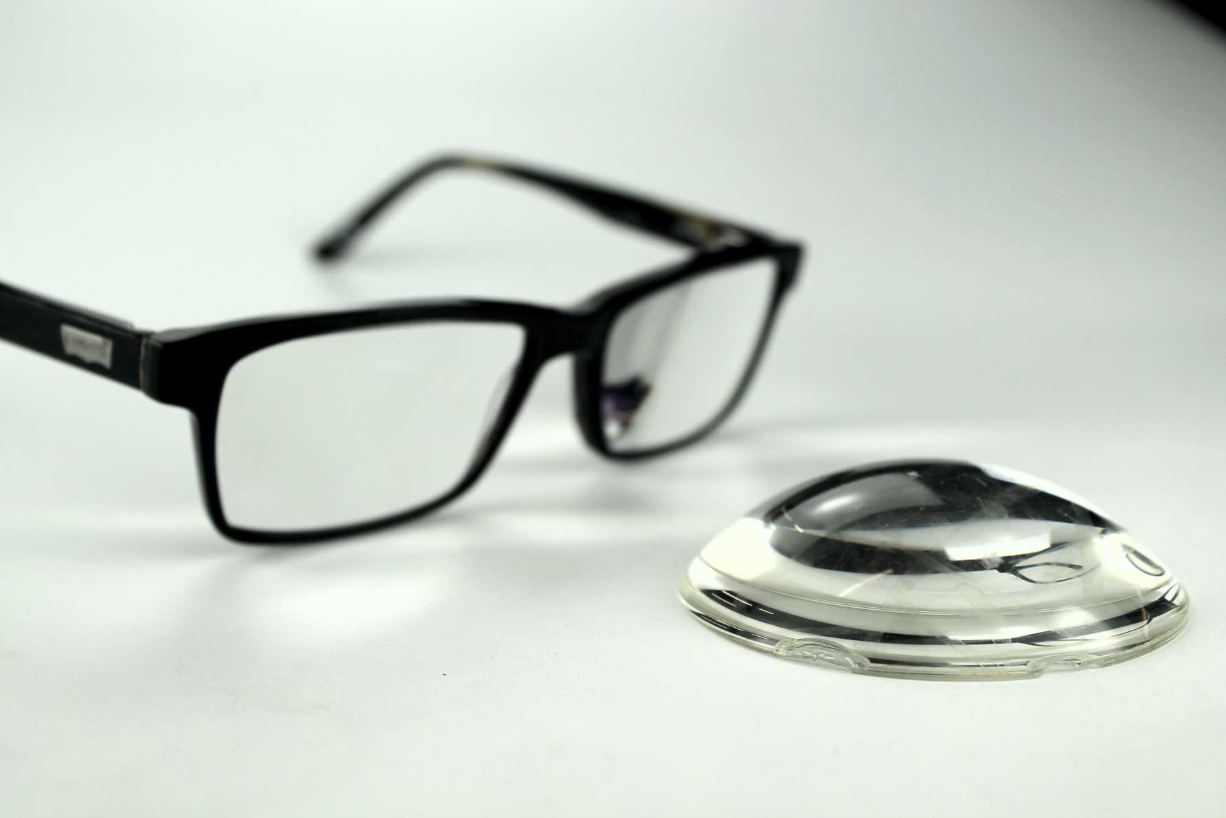 vékonyított szemüveglencse)